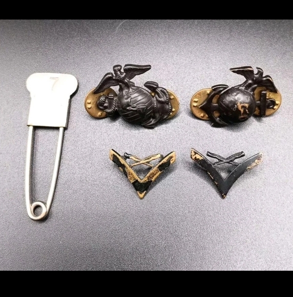 GUC Antique WWII Bundle Of 5 USMC Pins!! - Picture 1 of 5